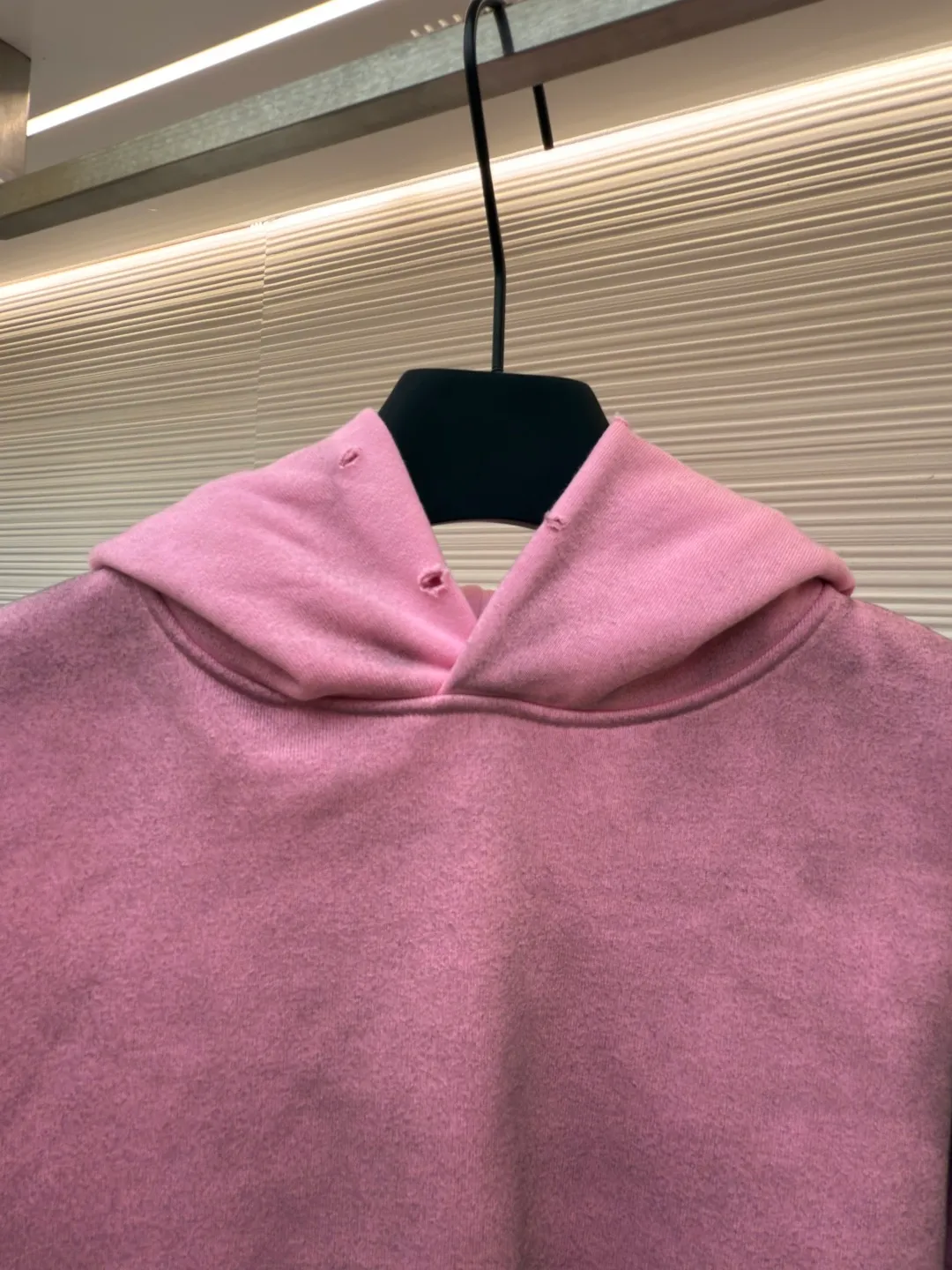 Acne Studios 1996 distressed printed hooded sweatshirt ●Authentic product: Purchased and developed for 2199 ●Item number: 1680618-A85 ●Fabric: pure cotton fabric ●Technology: printing production ●Version: loose fit ●Weight: about 855 grams ●Size: S-M-L-XL ●Description: The fabric is made of custom-made pure cotton, washed with distressed and dirty gradient techniques, printed on the back, and the overall wiring is straight and delicate. The fabric is comfortable and soft, with consistent colors and no color difference. It can be matched with the same style to create a fashionable look and control various occasions. Customized accessories, complete with three standards, same style for men and women!
